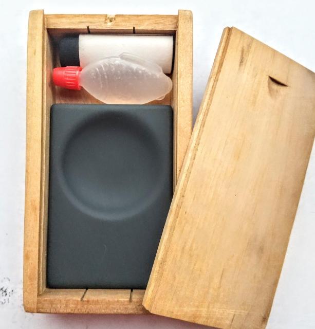 硯 一筆箋用 硯石 ミニ硯 大きさ見本に500円玉と写しました 携帯用硯 墨 水差し ケース < インテリア/ライフ  硯 一筆箋用 硯石 ミニ硯 大きさ見本に500円玉と写しました 携帯用硯 墨 水差し ケース < インテリア/ライフの