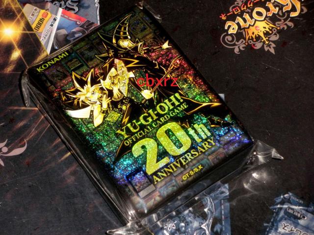 遊戯王20thANNIVERSARY スリーブ100枚入り プロテクター 1つ < トレーディングカード  遊戯王20thANNIVERSARY スリーブ100枚入り プロテクター 1つ  < トレーディングカードの