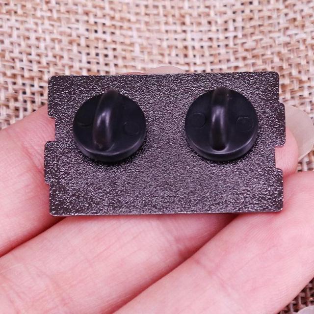 新品 ホラー映画 VHSビデオテープ ピンブローチ < 男性アクセサリー/時計  新品 ホラー映画 VHSビデオテープ ピンブローチ < 男性アクセサリー/時計の