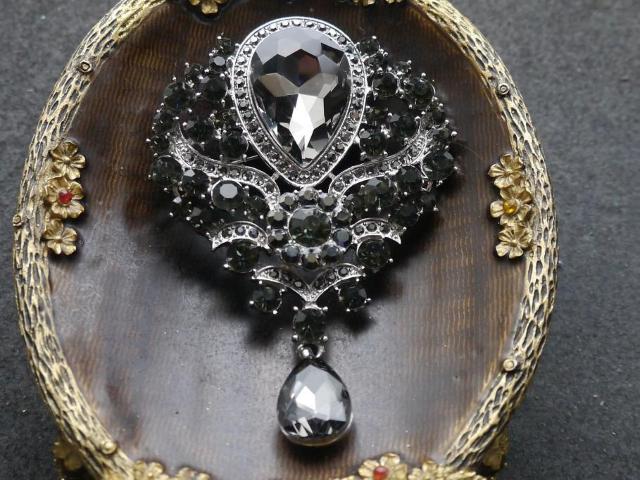 新品アンティーク調キラキラ黒系ストーンブローチ ペンダントトップにも 大きめ ゴシック クラシック ヴィンテージ風 ヴィクトリアン < 女性アクセサリー/時計  新品アンティーク調キラキラ黒系ストーンブローチ ペンダントトップにも 大きめ ゴシック クラシック ヴィンテージ風 ヴィクトリアン  < 女性アクセサリー/時計の