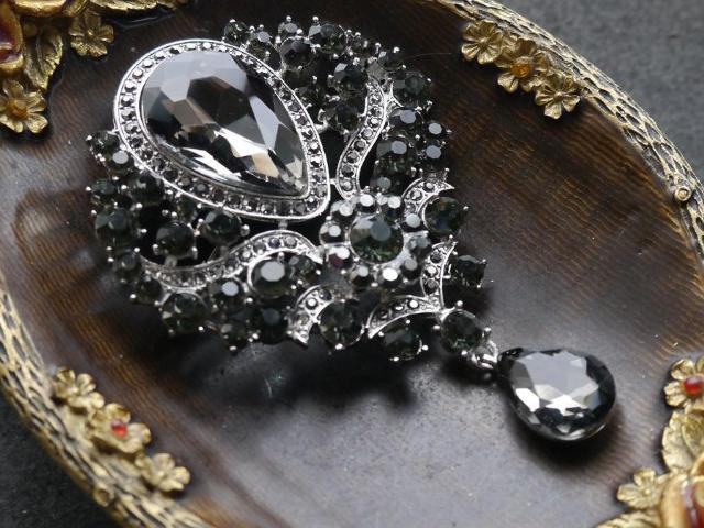 新品アンティーク調キラキラ黒系ストーンブローチ ペンダントトップにも 大きめ ゴシック クラシック ヴィンテージ風 ヴィクトリアン < 女性アクセサリー/時計  新品アンティーク調キラキラ黒系ストーンブローチ ペンダントトップにも 大きめ ゴシック クラシック ヴィンテージ風 ヴィクトリアン < 女性アクセサリー/時計の