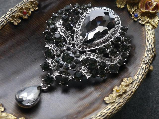 新品アンティーク調キラキラ黒系ストーンブローチ ペンダントトップにも 大きめ ゴシック クラシック ヴィンテージ風 ヴィクトリアン < 女性アクセサリー/時計  新品アンティーク調キラキラ黒系ストーンブローチ ペンダントトップにも 大きめ ゴシック クラシック ヴィンテージ風 ヴィクトリアン < 女性アクセサリー/時計の