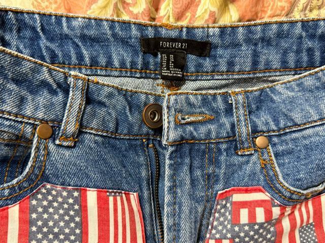 FOREVER 21 アメリカ国旗柄デニムショートパンツ  Sサイズ < ブランド  FOREVER 21 アメリカ国旗柄デニムショートパンツ  Sサイズ < ブランドの
