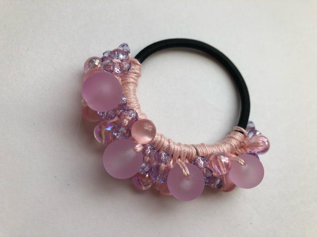 ハンドメイド ヘアゴム キラキラビーズ盛り盛り♪ ピンク < 女性ファッション  ハンドメイド ヘアゴム キラキラビーズ盛り盛り♪ ピンク < 女性ファッションの