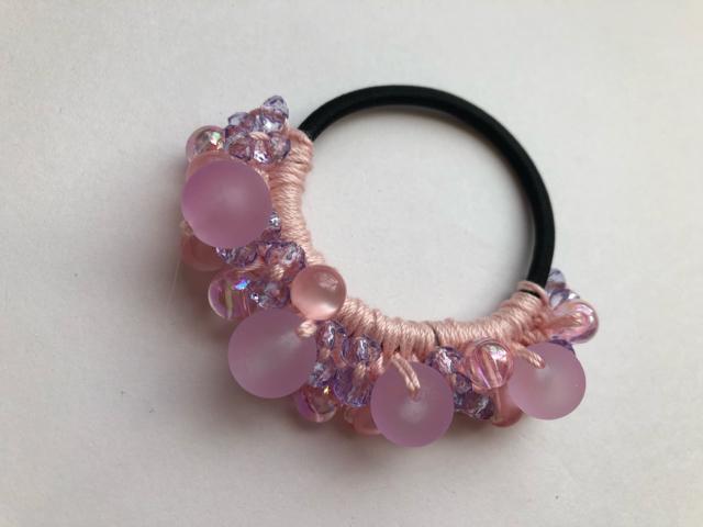 ハンドメイド ヘアゴム キラキラビーズ盛り盛り♪ ピンク < 女性ファッション  ハンドメイド ヘアゴム キラキラビーズ盛り盛り♪ ピンク < 女性ファッションの
