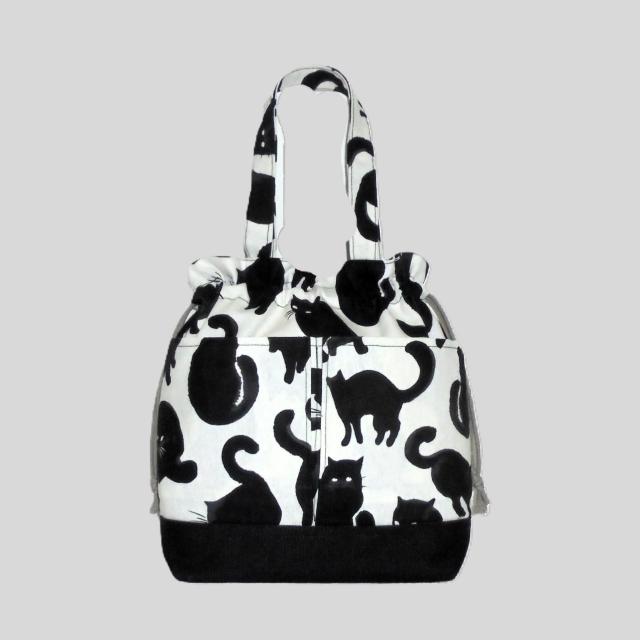 ◆黒猫×白地◆外ポケットA持ち手付き巾着バッグ◆ < 女性ファッション  ◆黒猫×白地◆外ポケットA持ち手付き巾着バッグ◆  < 女性ファッションの