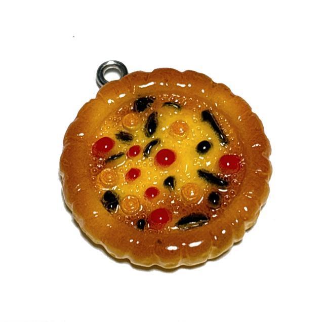 606 焼き立てピザ ホール 1個 樹脂チャーム 食品ミニチュア アクセサリーパーツ オブジェにも < ペット/手芸/園芸 606 焼き立てピザ ホール 1個 樹脂チャーム 食品ミニチュア アクセサリーパーツ オブジェにも < ペット/手芸/園芸の