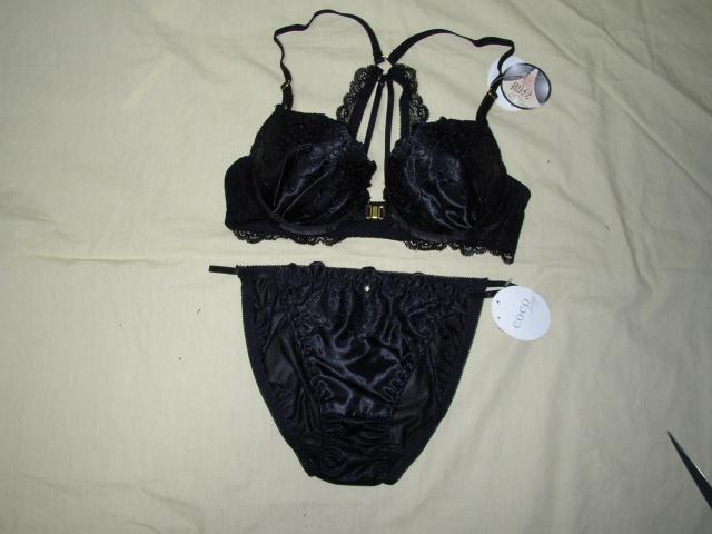 光沢ブラック刺繍使いフロントホックC70Mワイヤー入り < 女性ファッション 光沢ブラック刺繍使いフロントホックC70Mワイヤー入り < 女性ファッションの