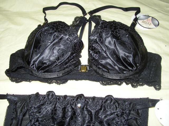 光沢ブラック刺繍使いフロントホックC70Mワイヤー入り < 女性ファッション 光沢ブラック刺繍使いフロントホックC70Mワイヤー入り < 女性ファッションの