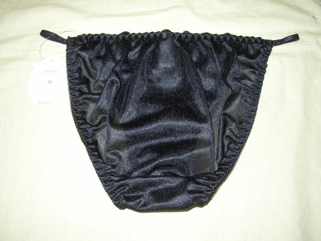 光沢ブラック刺繍使いフロントホックC70Mワイヤー入り < 女性ファッション 光沢ブラック刺繍使いフロントホックC70Mワイヤー入り < 女性ファッションの