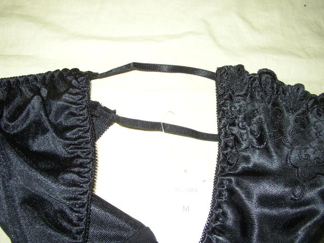 光沢ブラック刺繍使いフロントホックC70Mワイヤー入り < 女性ファッション 光沢ブラック刺繍使いフロントホックC70Mワイヤー入り < 女性ファッションの