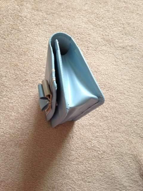 ロジエ◆ブルー レザー リボン ラインストーン メイクポーチ < 女性ファッション  ロジエ◆ブルー レザー リボン ラインストーン メイクポーチ < 女性ファッションの