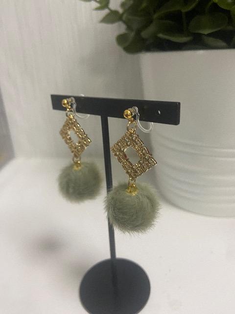 ハンドメイド ファーボールのチャームと透かしスクエアパーツを使用した樹脂のノンホールピアス(イヤリング) < 女性ファッション  ハンドメイド ファーボールのチャームと透かしスクエアパーツを使用した樹脂のノンホールピアス(イヤリング) < 女性ファッションの