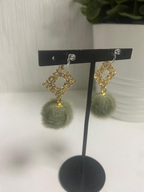 ハンドメイド ファーボールのチャームと透かしスクエアパーツを使用した樹脂のノンホールピアス(イヤリング) < 女性ファッション  ハンドメイド ファーボールのチャームと透かしスクエアパーツを使用した樹脂のノンホールピアス(イヤリング) < 女性ファッションの