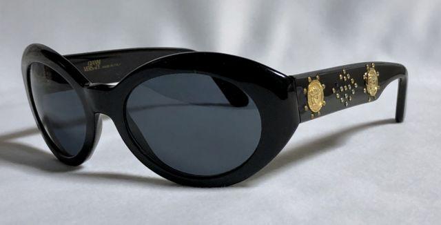 正規 VERSACEヴェルサーチ 2連メデューサロゴ×スタッズ装飾サングラス 黒×ゴールド クラシックアイウェア < ブランド 正規 VERSACEヴェルサーチ 2連メデューサロゴ×スタッズ装飾サングラス 黒×ゴールド クラシックアイウェア < ブランドの