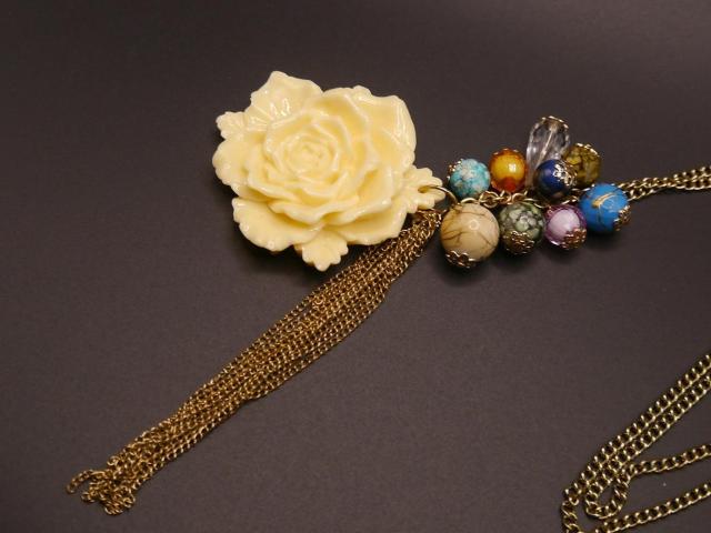新品アンティーク調ビーズ 薔薇 ネックレス < 女性アクセサリー/時計  新品アンティーク調ビーズ 薔薇 ネックレス < 女性アクセサリー/時計の