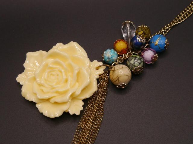 新品アンティーク調ビーズ 薔薇 ネックレス < 女性アクセサリー/時計  新品アンティーク調ビーズ 薔薇 ネックレス < 女性アクセサリー/時計の