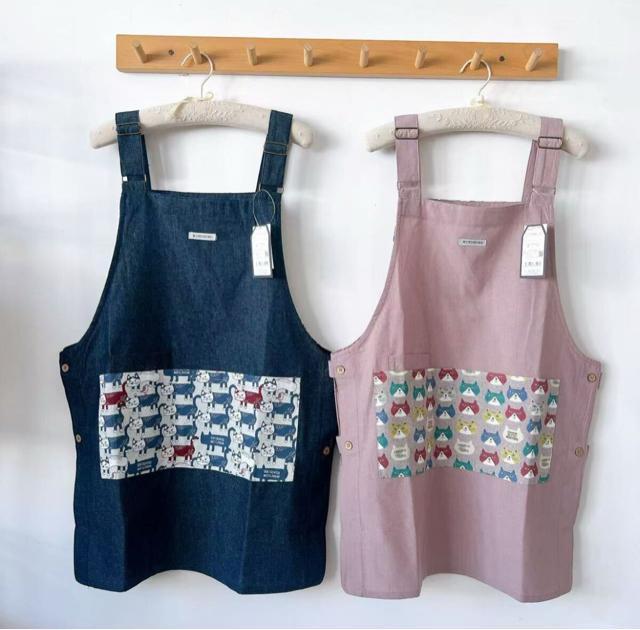 エプロンワークおしゃれ かわいい かぶるだけエプロン 体型カバー キッチン ガーデニング 保育園 幼稚園 母の日 プレゼント 猫柄 < インテリア/ライフ エプロンワークおしゃれ かわいい かぶるだけエプロン 体型カバー キッチン ガーデニング 保育園 幼稚園 母の日 プレゼント 猫柄 < インテリア/ライフの