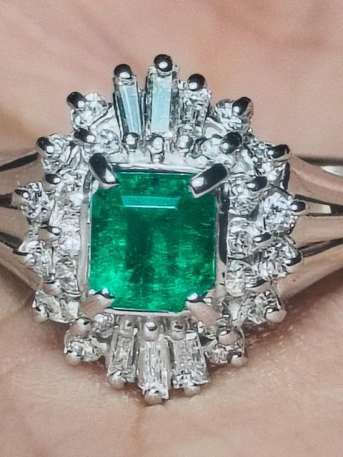 pt900高級エメラルドさんとダイヤモンドリング < 女性アクセサリー/時計 pt900高級エメラルドさんとダイヤモンドリング < 女性アクセサリー/時計の