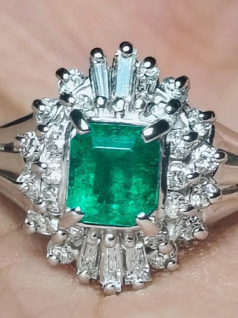 pt900高級エメラルドさんとダイヤモンドリング < 女性アクセサリー/時計 pt900高級エメラルドさんとダイヤモンドリング < 女性アクセサリー/時計の