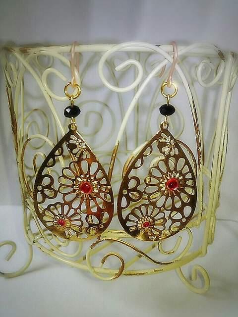 涙型透かしフィッシャーストーンジェットスワロ樹脂フック☆ < 女性アクセサリー/時計  涙型透かしフィッシャーストーンジェットスワロ樹脂フック☆  < 女性アクセサリー/時計の