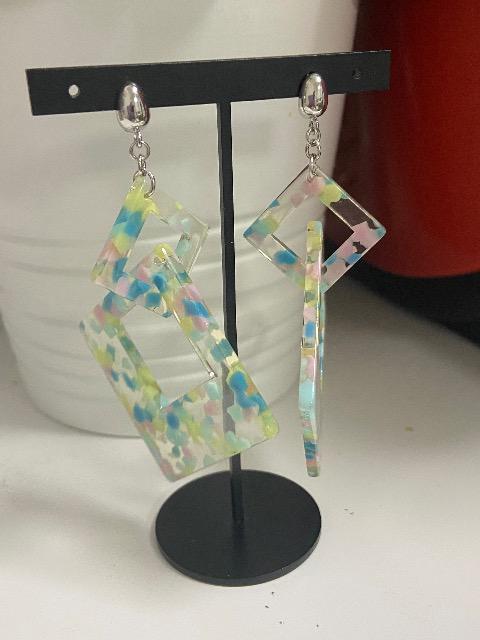 ハンドメイド アクリルスクエアパーツを使用したポストピアス クリア系 ミックスカラー < 女性ファッション  ハンドメイド アクリルスクエアパーツを使用したポストピアス クリア系 ミックスカラー  < 女性ファッションの