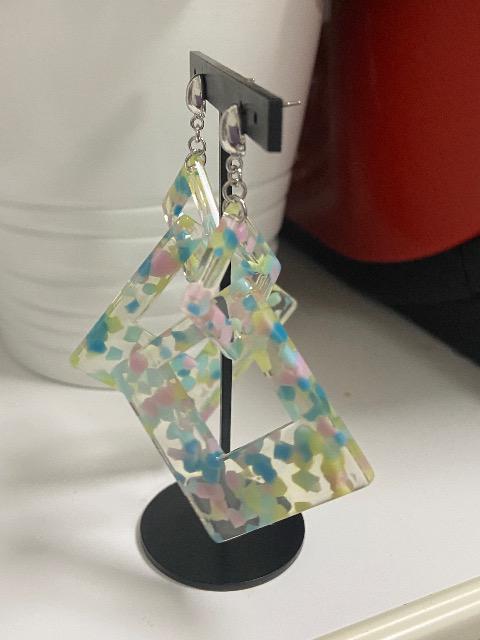 ハンドメイド アクリルスクエアパーツを使用したポストピアス クリア系 ミックスカラー < 女性ファッション  ハンドメイド アクリルスクエアパーツを使用したポストピアス クリア系 ミックスカラー < 女性ファッションの