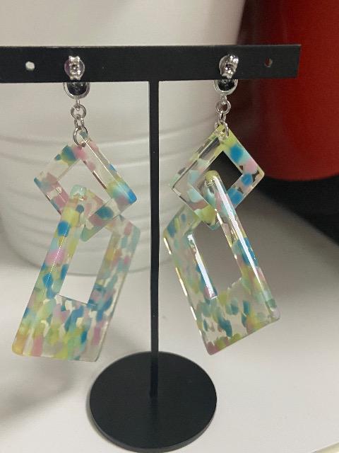 ハンドメイド アクリルスクエアパーツを使用したポストピアス クリア系 ミックスカラー < 女性ファッション  ハンドメイド アクリルスクエアパーツを使用したポストピアス クリア系 ミックスカラー < 女性ファッションの