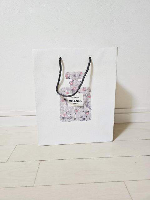 (2) CHANEL ギフト限定香水瓶モチーフ ショップ袋 中1枚 28p×23p < ブランド  (2) CHANEL ギフト限定香水瓶モチーフ ショップ袋 中1枚 28p×23p  < ブランドの