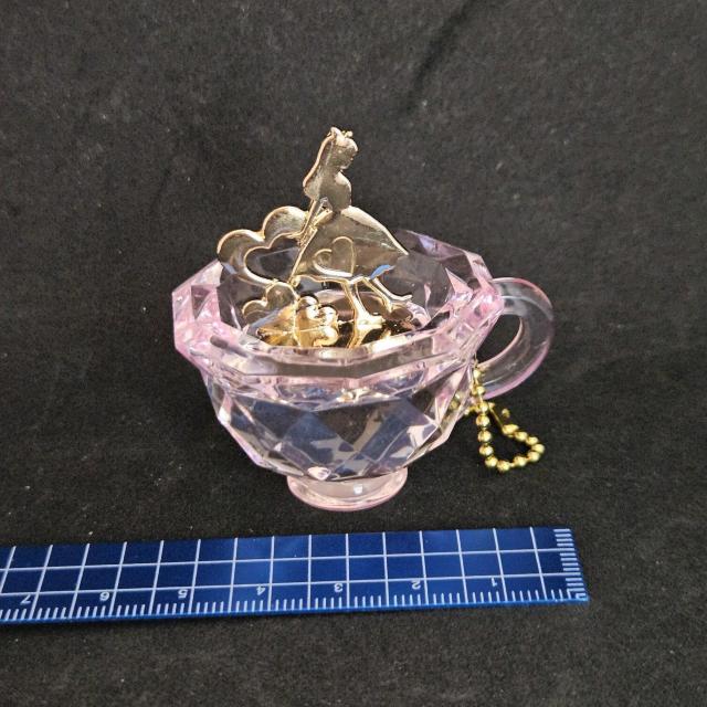 新品*アクリルアイス*不思議の国のアリス*クリスタル*ピンク×金プレート*カップ*クリア*フィギュア*キーホルダー < インテリア/ライフ 新品*アクリルアイス*不思議の国のアリス*クリスタル*ピンク×金プレート*カップ*クリア*フィギュア*キーホルダー < インテリア/ライフの