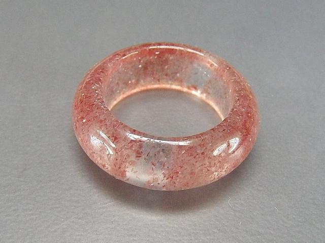 ストロベリークォーツ指輪バンドリング約13号透明度有り愛と美天然石幅8mm < 女性アクセサリー/時計  ストロベリークォーツ指輪バンドリング約13号透明度有り愛と美天然石幅8mm < 女性アクセサリー/時計の