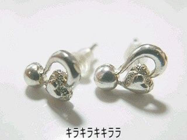 《New》<シルバー925>★ハーフデザイン*ハートピアス < 女性アクセサリー/時計  《New》<シルバー925>★ハーフデザイン*ハートピアス  < 女性アクセサリー/時計の