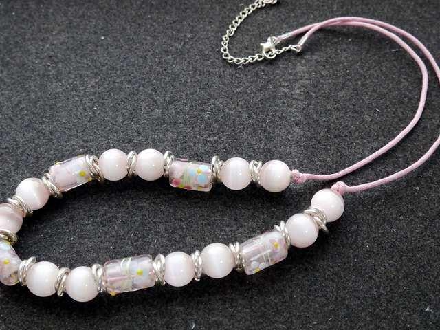 新品 アンティーク調パステルピンク花柄ストーンネックレス < 女性アクセサリー/時計  新品 アンティーク調パステルピンク花柄ストーンネックレス < 女性アクセサリー/時計の