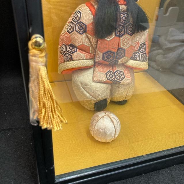 京製 木目込人形 蹴鞠 ケース付 ケースサイズ高さ約36cm 幅約31.5cm < おもちゃ 京製 木目込人形 蹴鞠 ケース付 ケースサイズ高さ約36cm 幅約31.5cm < おもちゃの