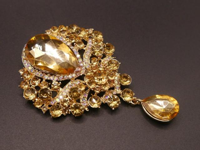 新品アンティーク調ゴシック ヴィクトリアン シャンパン カラー ストーンブローチ 大きめ < 女性アクセサリー/時計  新品アンティーク調ゴシック ヴィクトリアン シャンパン カラー ストーンブローチ 大きめ < 女性アクセサリー/時計の