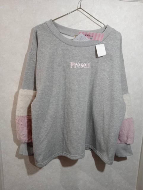 新品タグ付き noannu 袖ファー スウェット トップス 3L < 女性ファッション  新品タグ付き noannu 袖ファー スウェット トップス 3L < 女性ファッションの