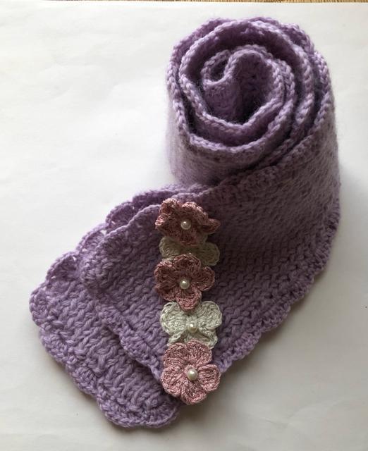 ハンドメイド マフラー ウール100% キラキラレース糸で編んだお花いっぱい♪ ラベンダー < 女性ファッション  ハンドメイド マフラー ウール100% キラキラレース糸で編んだお花いっぱい♪ ラベンダー < 女性ファッションの