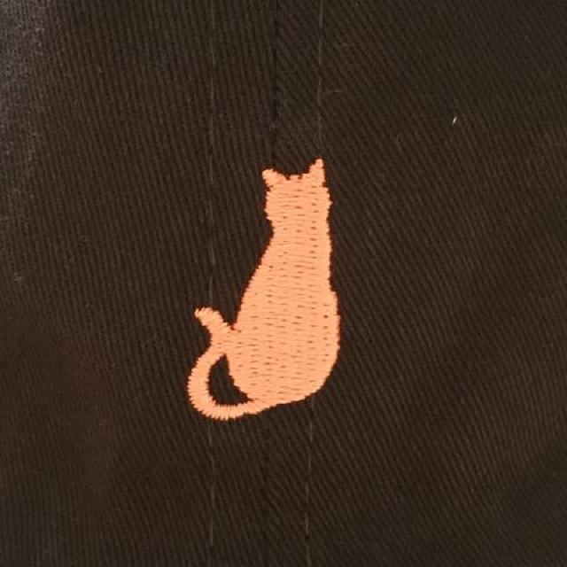 レディースサイズ・ワンポイント猫シルエット刺繍帽子。ネイビー < 女性ファッション  レディースサイズ・ワンポイント猫シルエット刺繍帽子。ネイビー < 女性ファッションの