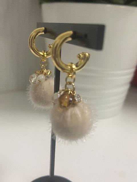 ハンドメイド ファーボールとビーズなどを使用したピアス ライトベージュ < 女性ファッション  ハンドメイド ファーボールとビーズなどを使用したピアス ライトベージュ < 女性ファッションの