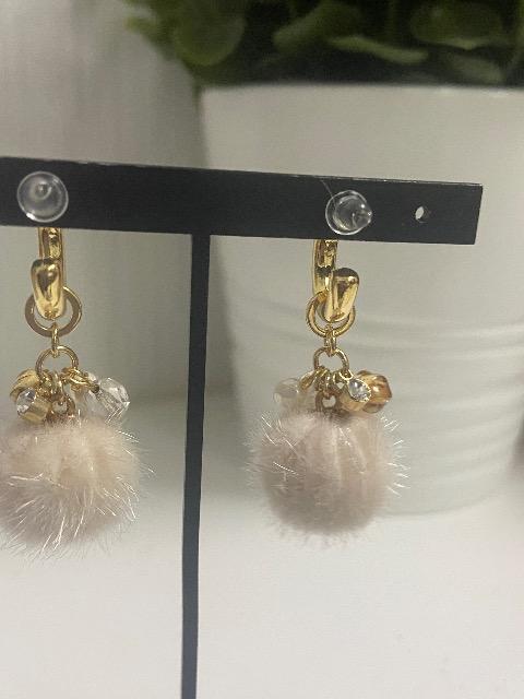 ハンドメイド ファーボールとビーズなどを使用したピアス ライトベージュ < 女性ファッション  ハンドメイド ファーボールとビーズなどを使用したピアス ライトベージュ < 女性ファッションの