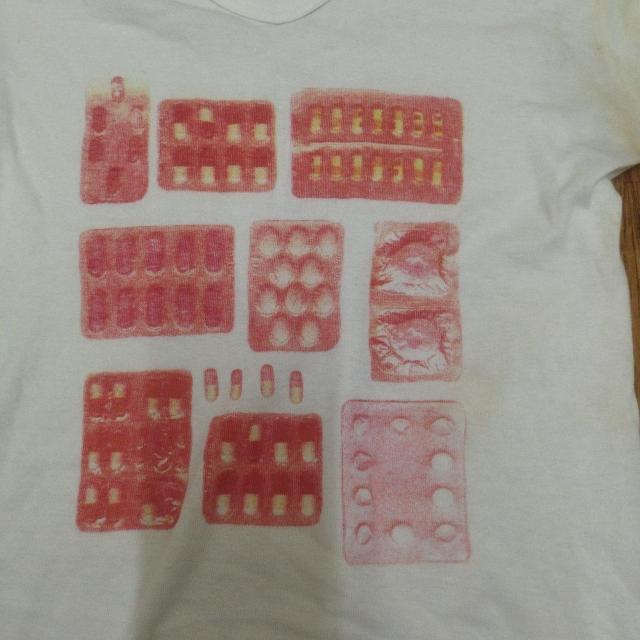 エマ・マフィーユ白VネックTシャツ フランス アートTシャツ ボディコンシャス < 女性ファッション  エマ・マフィーユ白VネックTシャツ フランス アートTシャツ ボディコンシャス < 女性ファッションの