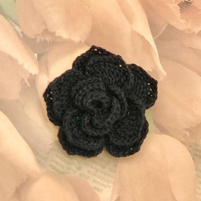 ハンドメイド レース編み バラモチーフのお花ブローチ < 女性ファッション  ハンドメイド レース編み バラモチーフのお花ブローチ  < 女性ファッションの