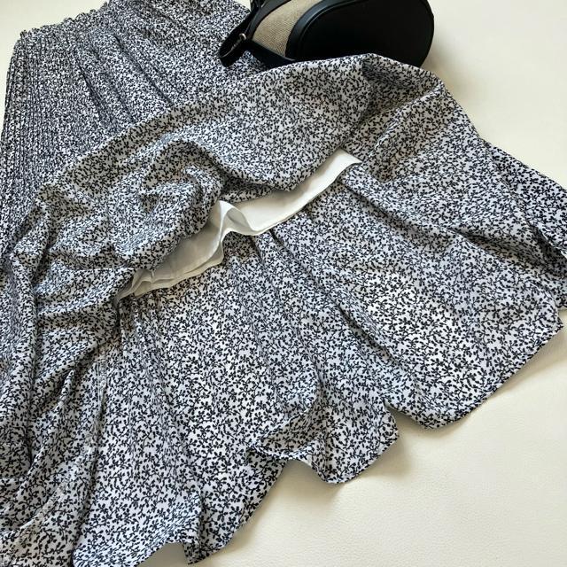 ◆美品◆アルシーヴ◆プリーツ消しロングフレアスカート◆白黒◆マキシ◆総ゴム◆F < 女性ファッション  ◆美品◆アルシーヴ◆プリーツ消しロングフレアスカート◆白黒◆マキシ◆総ゴム◆F < 女性ファッションの