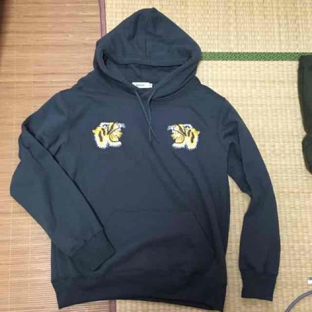 スカジャン風トラ刺繍パーカープルオーバー。チャコールグレー < 男性ファッション スカジャン風トラ刺繍パーカープルオーバー。チャコールグレー < 男性ファッションの