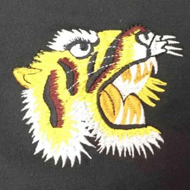 スカジャン風トラ刺繍パーカープルオーバー。チャコールグレー < 男性ファッション スカジャン風トラ刺繍パーカープルオーバー。チャコールグレー < 男性ファッションの