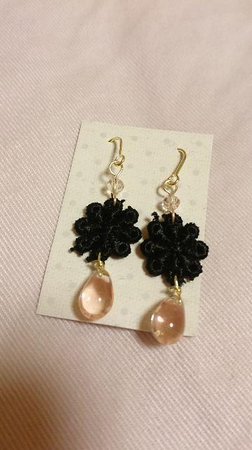 黒お花モチーフ&ピンク雫ビーズピアス*ハンドメイド < 女性アクセサリー/時計 黒お花モチーフ&ピンク雫ビーズピアス*ハンドメイド < 女性アクセサリー/時計の
