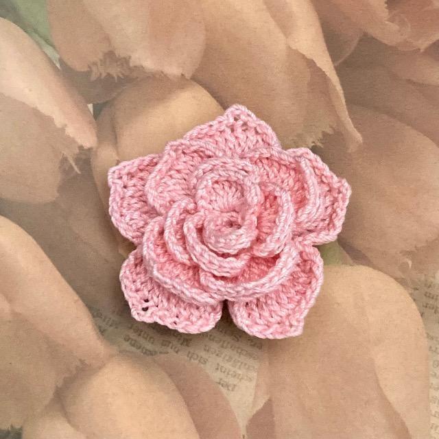 ハンドメイド レース編み バラモチーフのお花ブローチ < 女性ファッション  ハンドメイド レース編み バラモチーフのお花ブローチ  < 女性ファッションの