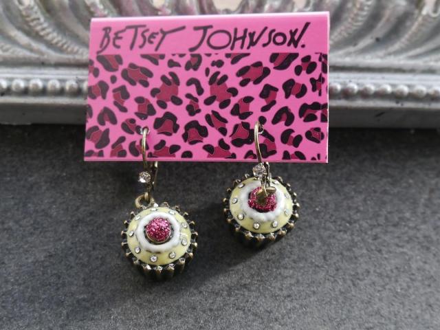 新品 ゴスロリ姫系 アンティーク調 かわいいスイーツカップケーキ ピアス BETSEY JOHNSON < 女性アクセサリー/時計  新品 ゴスロリ姫系 アンティーク調 かわいいスイーツカップケーキ ピアス BETSEY JOHNSON < 女性アクセサリー/時計の