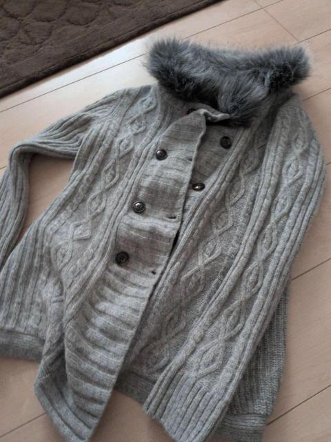 ファー付きケーブルニットカーディガン(グレー) < 女性ファッション ファー付きケーブルニットカーディガン(グレー) < 女性ファッションの