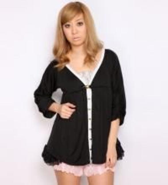 GJ☆胸元りぼん☆ハート釦☆バイカラーカーデ☆トップス☆ブラック☆超美品 < ブランド GJ☆胸元りぼん☆ハート釦☆バイカラーカーデ☆トップス☆ブラック☆超美品 < ブランドの